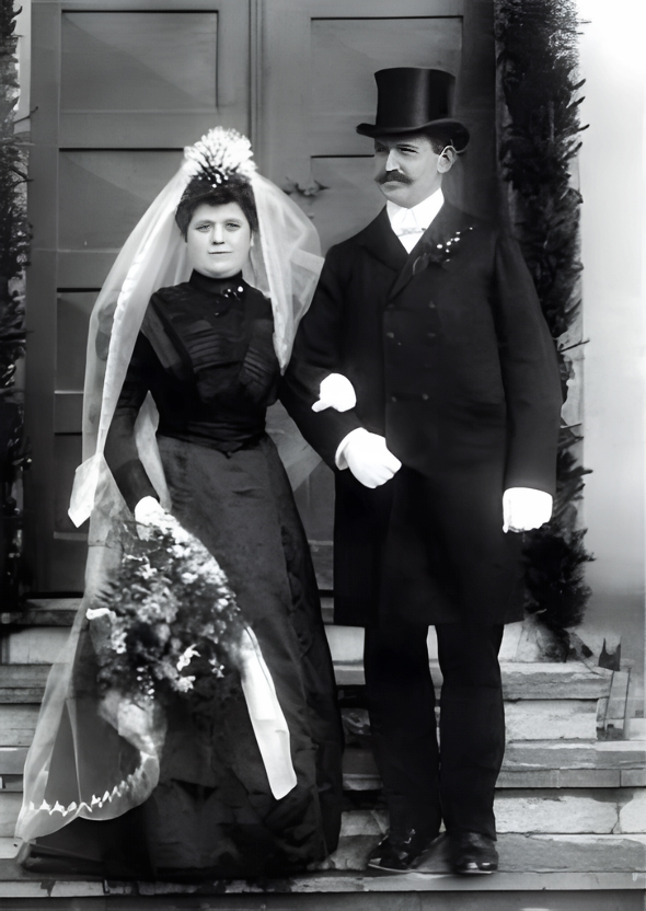 Hochzeitsfoto von Leonhard und Ottilie Weiß im Jahr 1908, aufgenommen vor einer geschmückten Tür, das Paar in eleganter Festkleidung