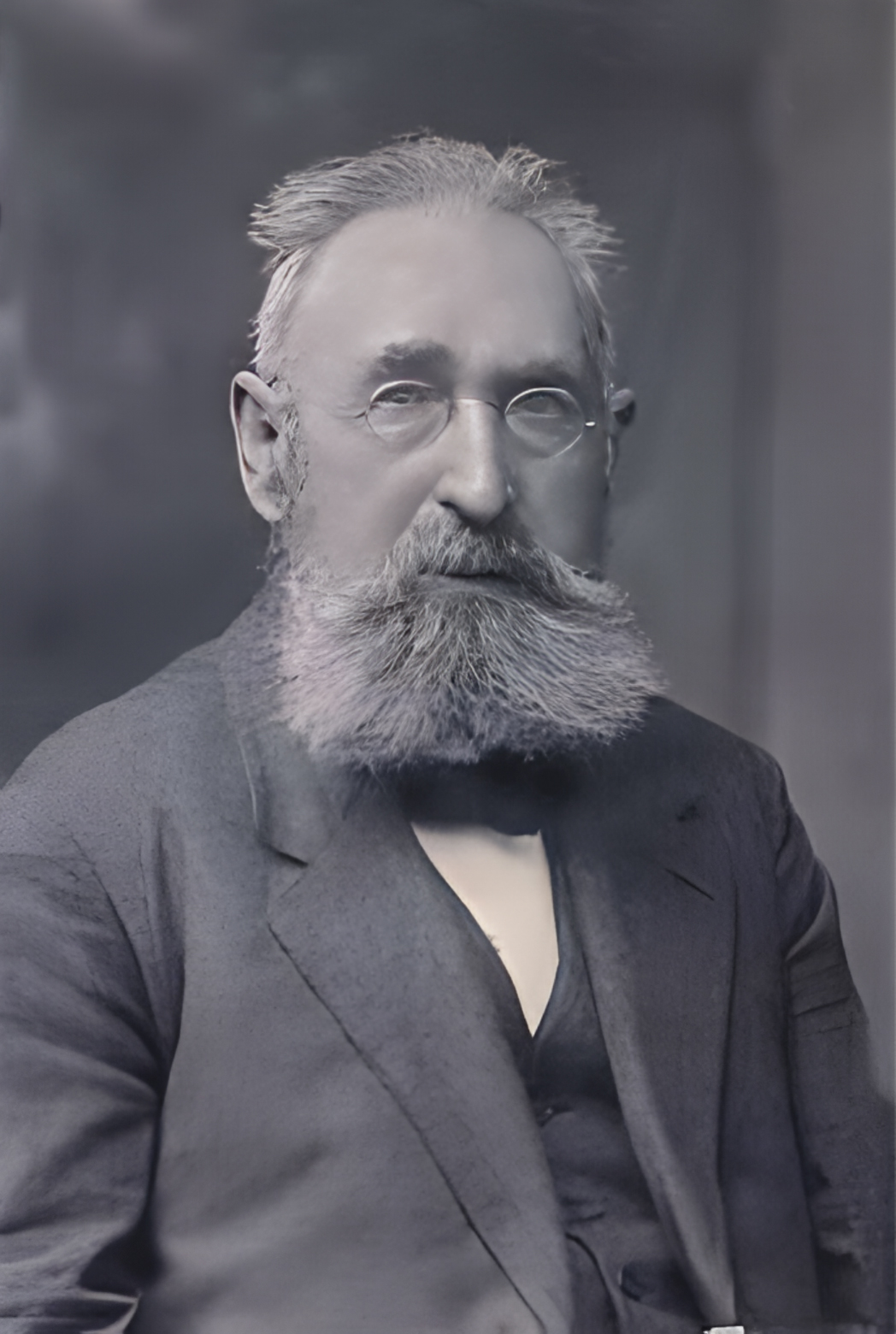 Schwarz-Weiß-Porträt von Johann Weiß, Vater von Leonhard Weiß, mit markantem Vollbart und Brille