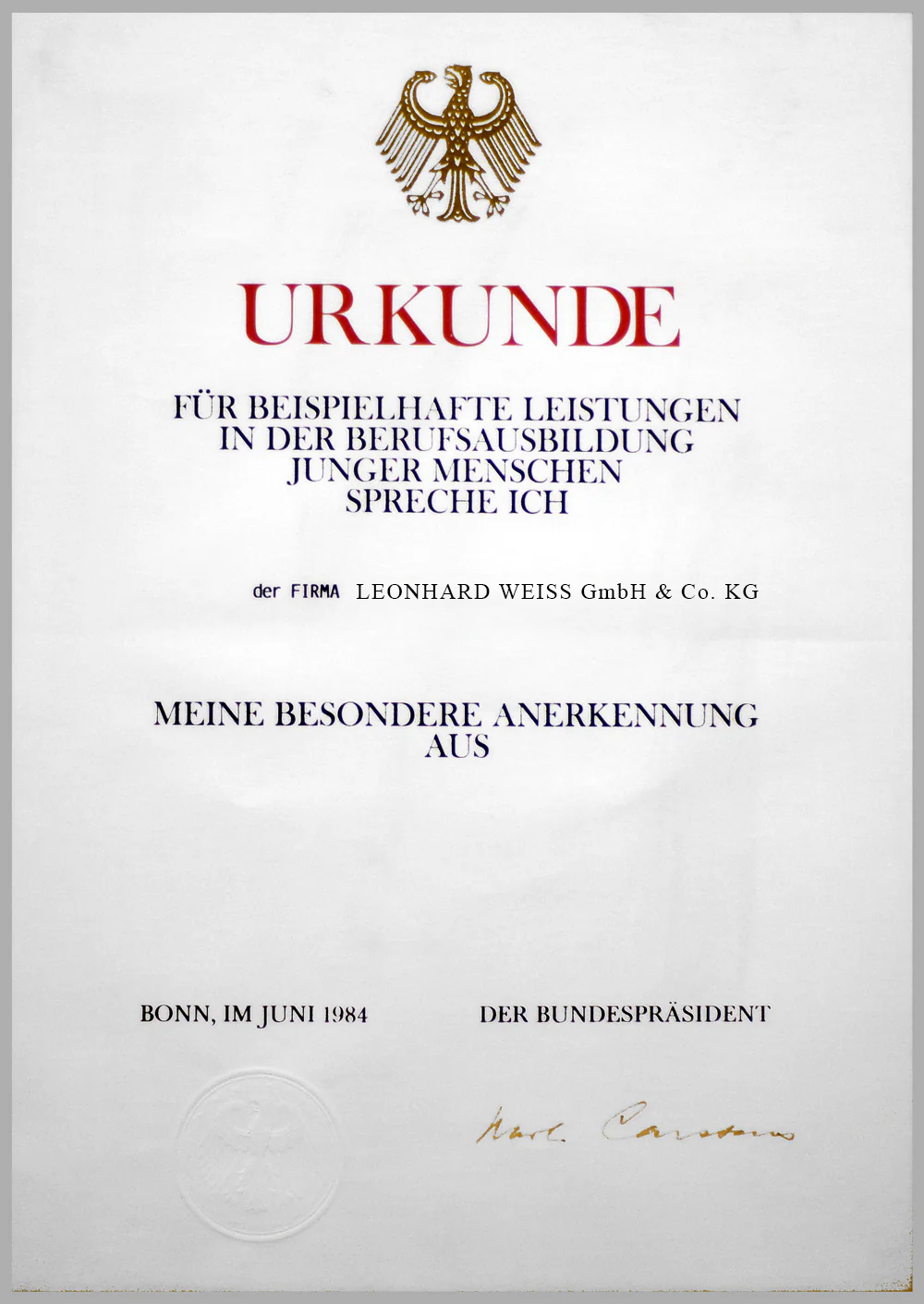 Urkunde von 1984, verliehen von Bundespräsident Karl Carstens an die Firma LEONHARD WEISS, für beispielhafte Leistungen in der Berufsausbildung junger Menschen