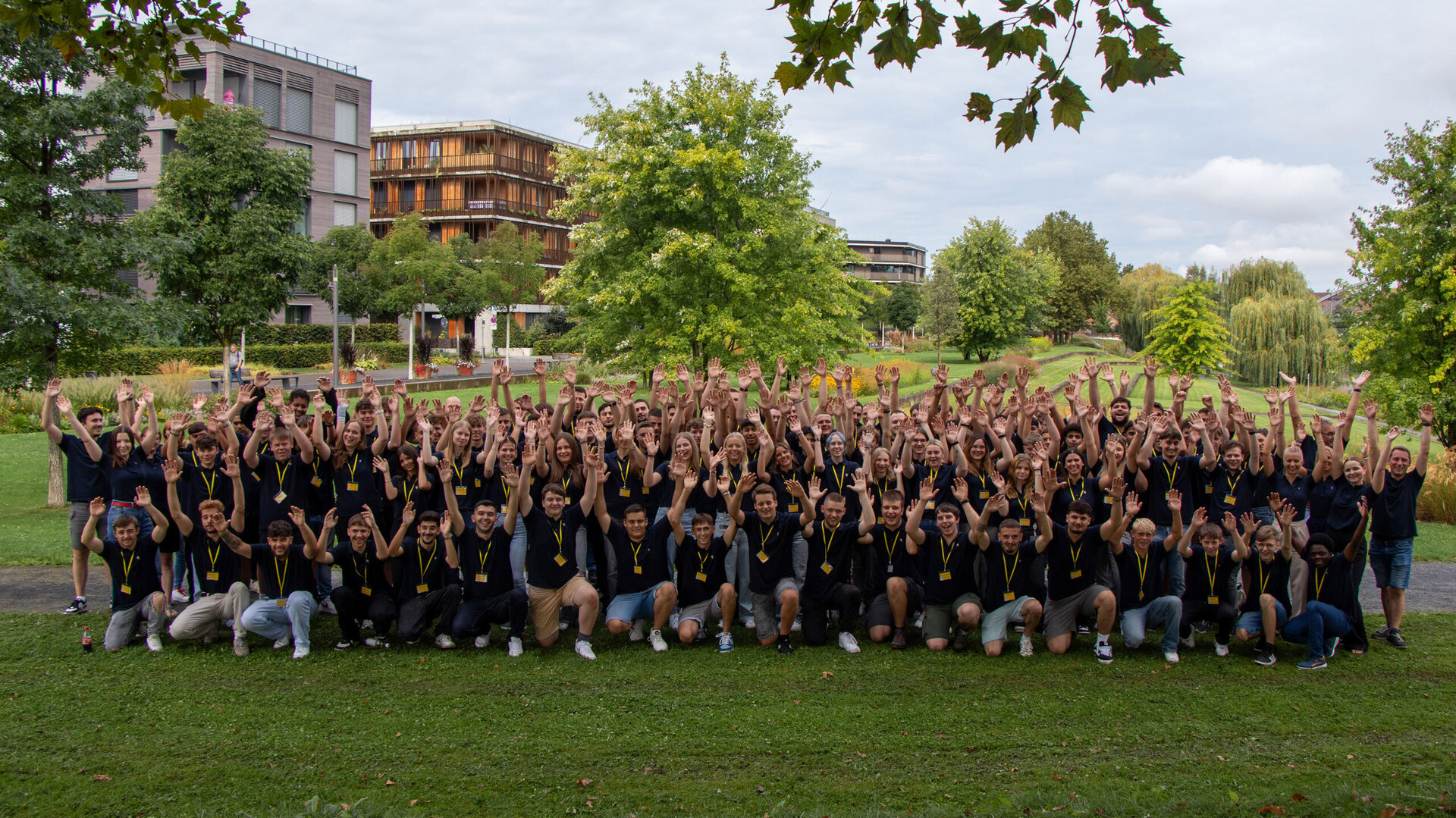 Gruppenfoto von Auszubildenden während der Einführungswoche 2024 im Freien, umgeben von Bäumen