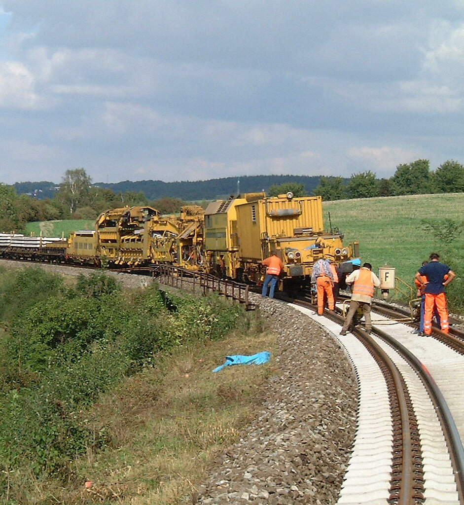 Gleisbauarbeiten bei Gera-Hermsdorf im Jahr 2001: Arbeiter und schwere Maschinen bei der Schienenverlegung in ländlicher Umgebung