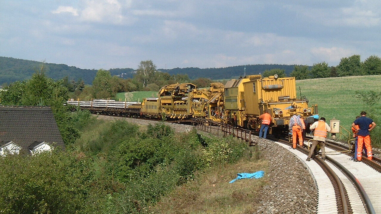 Gleisbauarbeiten bei Gera-Hermsdorf im Jahr 2001: Arbeiter und schwere Maschinen bei der Schienenverlegung in ländlicher Umgebung