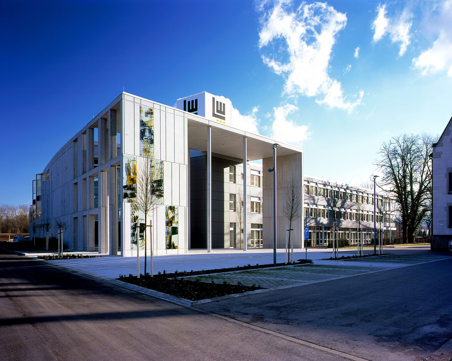 Moderner Gebäudekomplex am Standort in Göppingen, mit klaren Linien und großen Glasflächen bei blauem Himmel