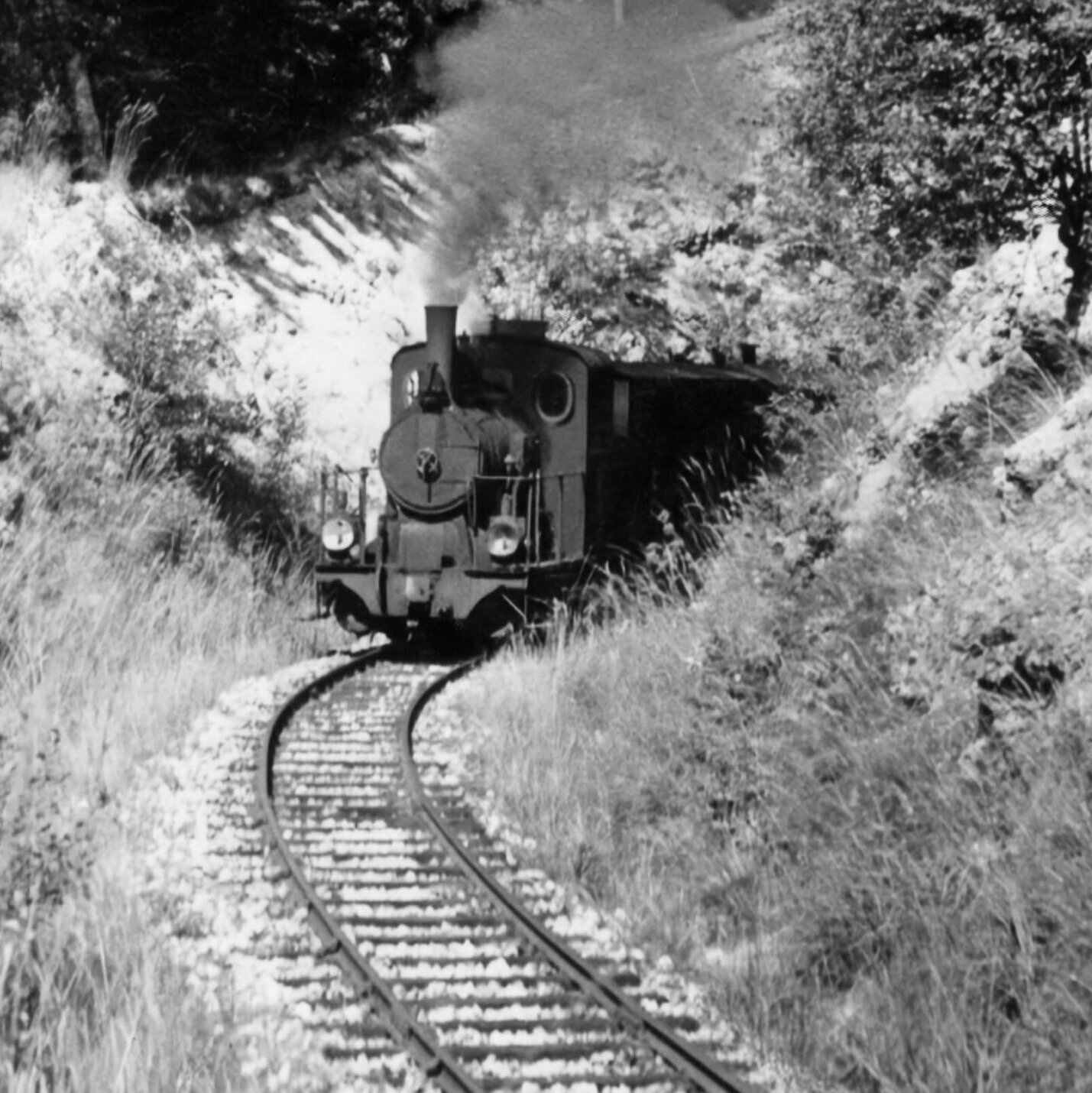 Schwarz-Weiß-Foto einer Dampflokomotive auf der Strecke der Härtsfeldbahn