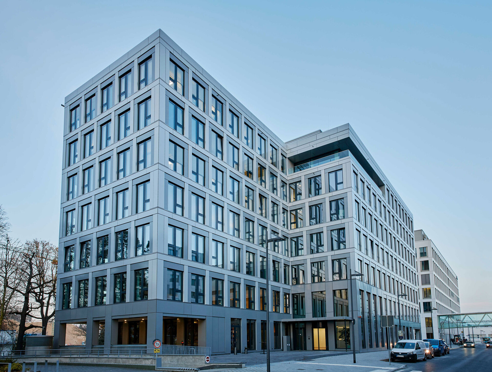 Bürogebäude in Frankfurt, aufgenommen bei Tageslicht, mit mehreren Etagen und großen Fensterfronten