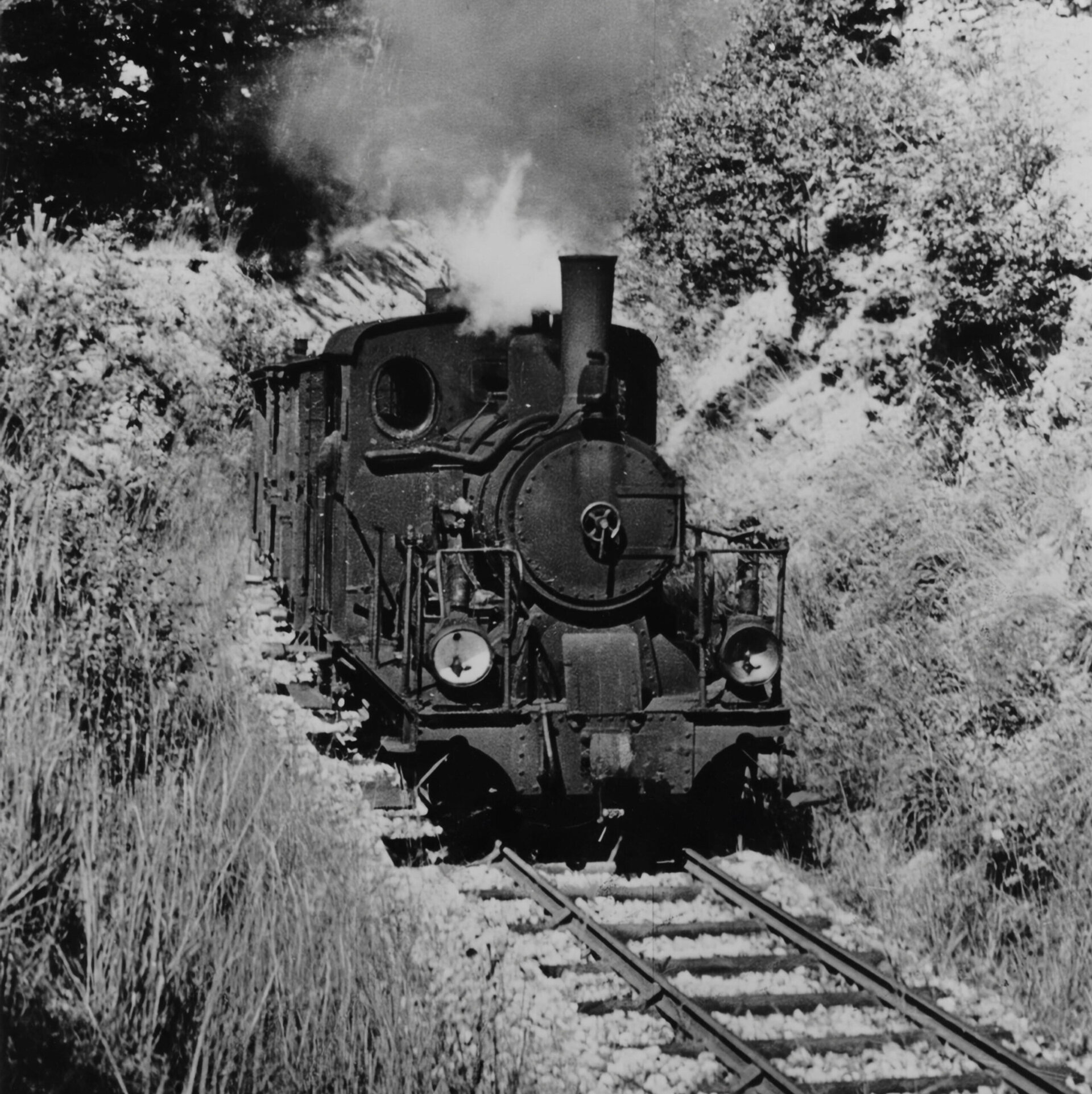 Historisches Schwarz-Weiß-Foto einer Dampflokomotive auf der Härtsfeldbahn