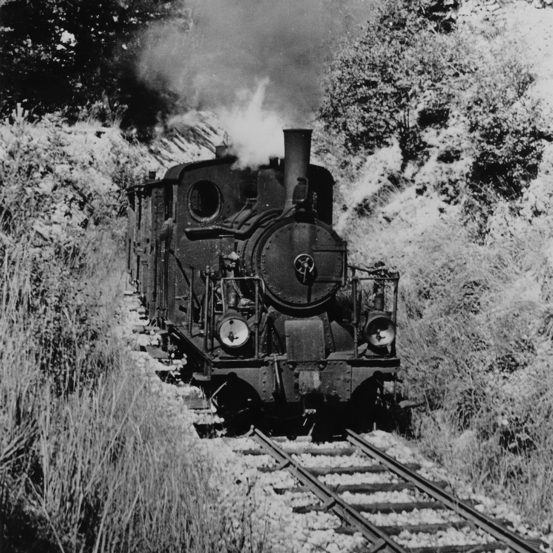 Historisches Schwarz-Weiß-Foto einer Dampflokomotive auf der Härtsfeldbahn