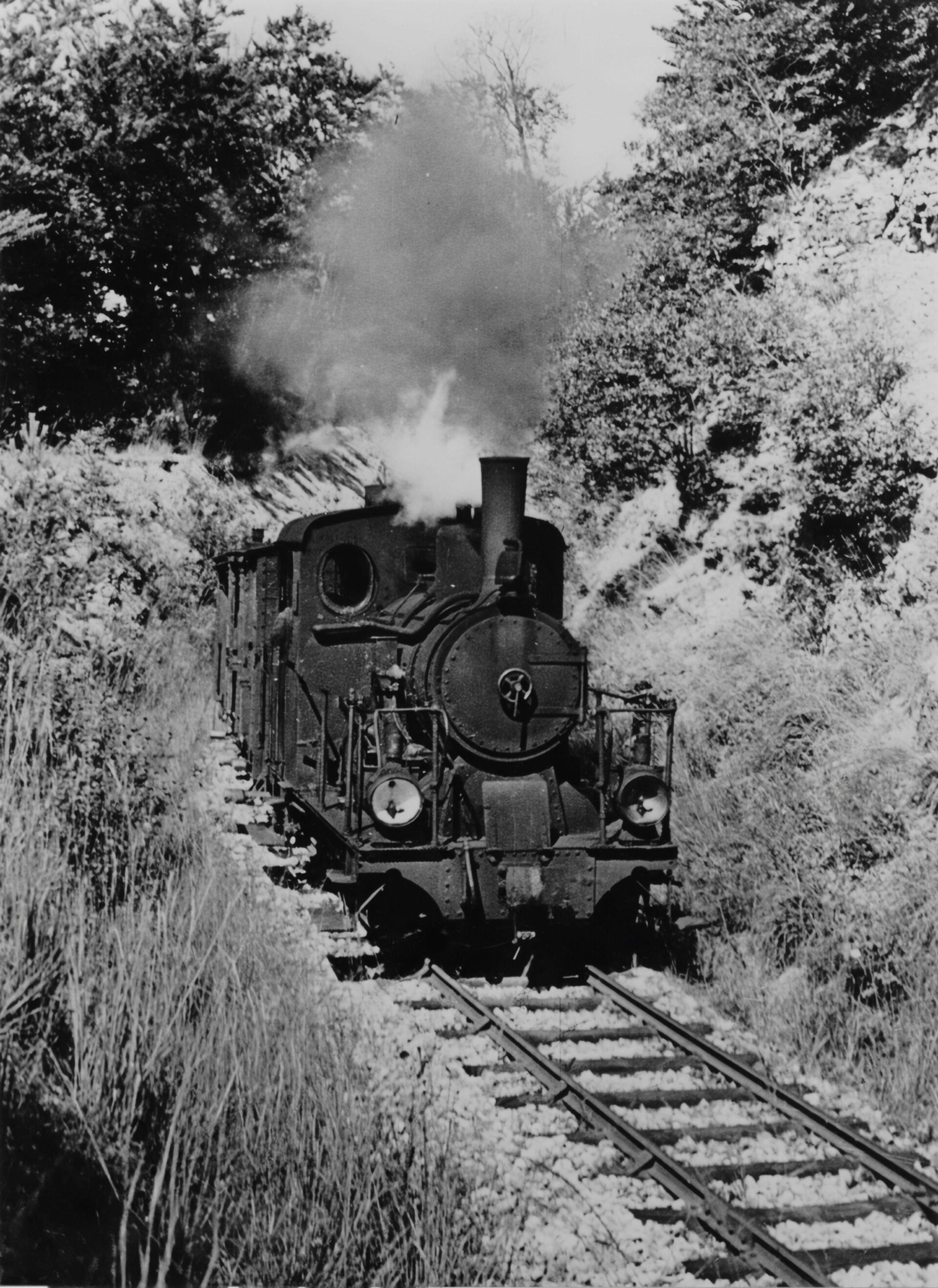 Historisches Schwarz-Weiß-Foto einer Dampflokomotive auf der Härtsfeldbahn