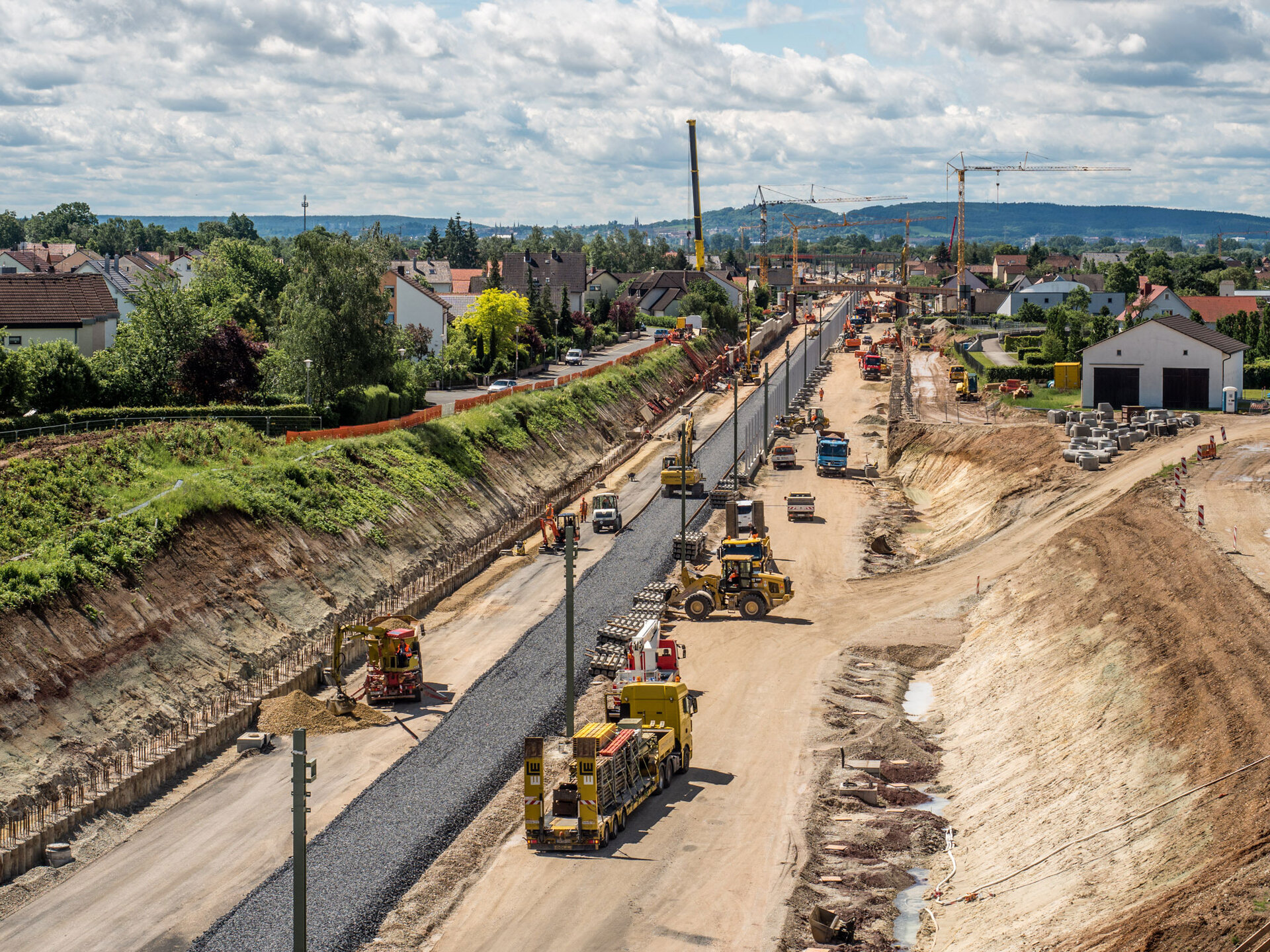 Bauarbeiten 2016 an der Strecke VDE 8.1 zwischen Zapfendorf und Breitengüßbach: Großbaustelle mit schwerem Gerät und Arbeitern