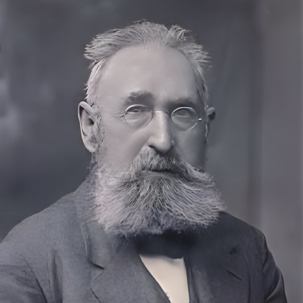 Schwarz-Weiß-Porträt von Johann Weiß, Vater von Leonhard Weiß, mit markantem Vollbart und Brille
